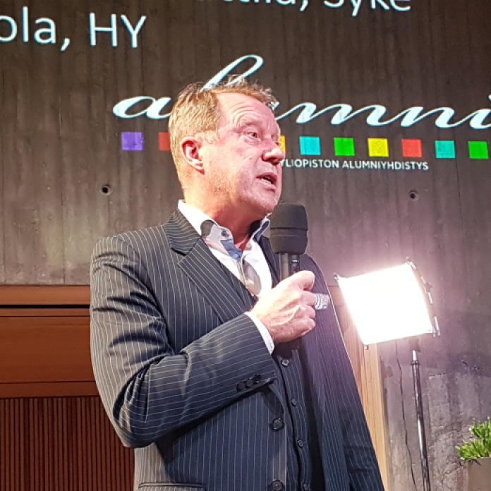 Paneelikeskustelun avasi Helsingin yliopiston rehtori Jukka Kola.